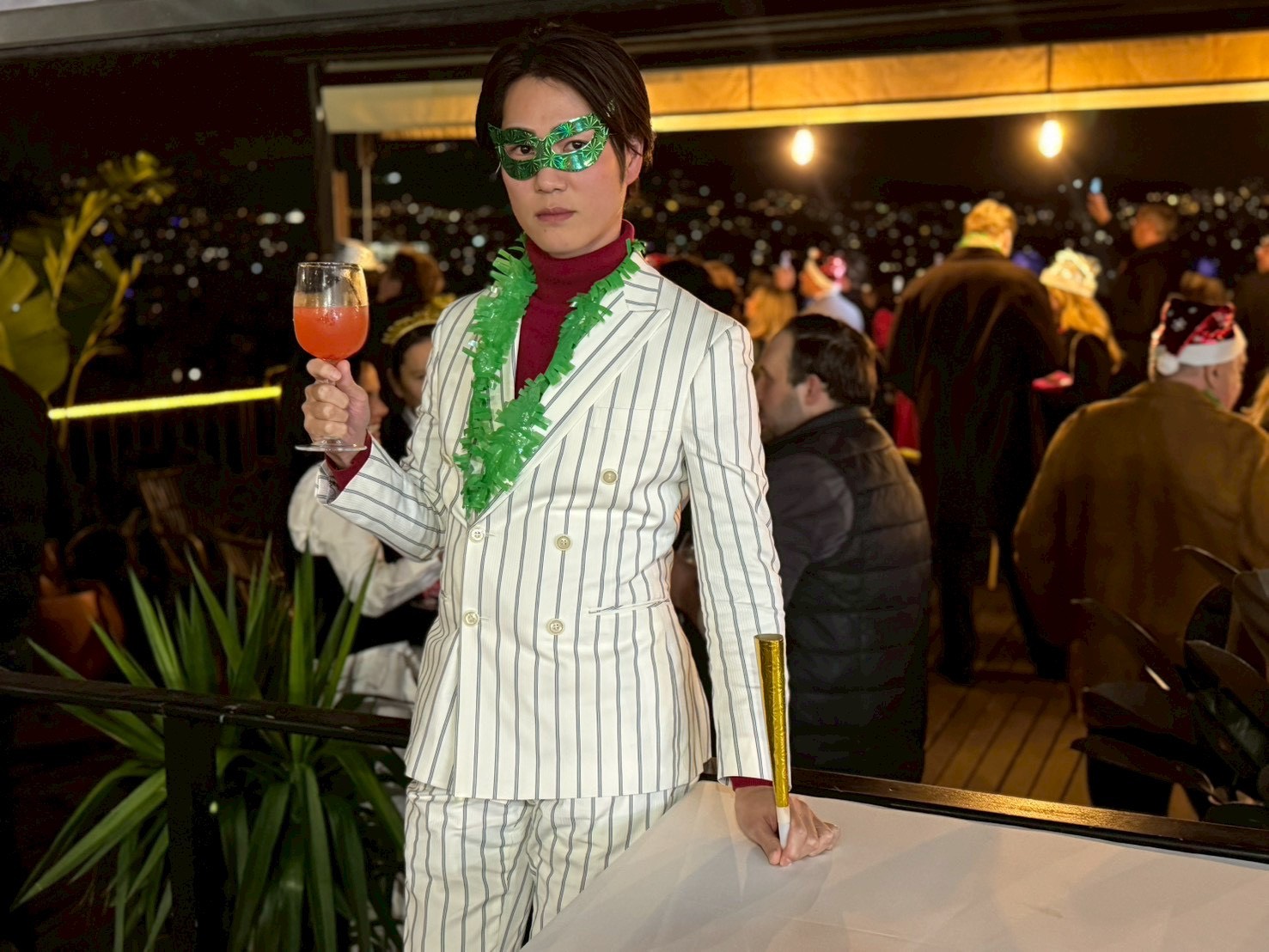 ワイングラスをもつ鉢嶺